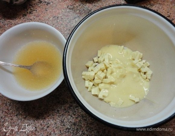 Этим же вечером, пока печется бисквит, готовим гляссаж. Рецепт гляссажа я взяла из интернета. Готовила из 2/3 части ингредиентов. Можно готовить полную норму, а остатки хранить в холодильнике и перед использованием распустить в микроволновке.
Желатин залить холодной водой для набухания, шоколад порубить ножом и соединить со сгущенным молоком. Учитывайте, что в эту же посуду вы будете выливать сироп и желатин. 