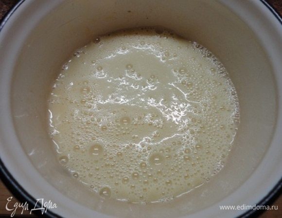 Выливаем сироп в шоколад со сгущенным молоком, добавляем разбухший желатин, помешиваем до его растворения в горячем сиропе. Пробиваем массу погружным блендером.