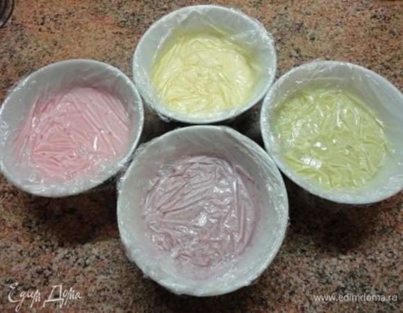 Разливаем по четырем емкостям через ситечко и окрашиваем в желтый, зеленый, розовый и голубой (у меня последнего не было, я окрасила в сиреневый). Накрываем пищевой пленкой, убирая воздух, и оставляем в холодильнике на 8 часов. У меня — на ночь.