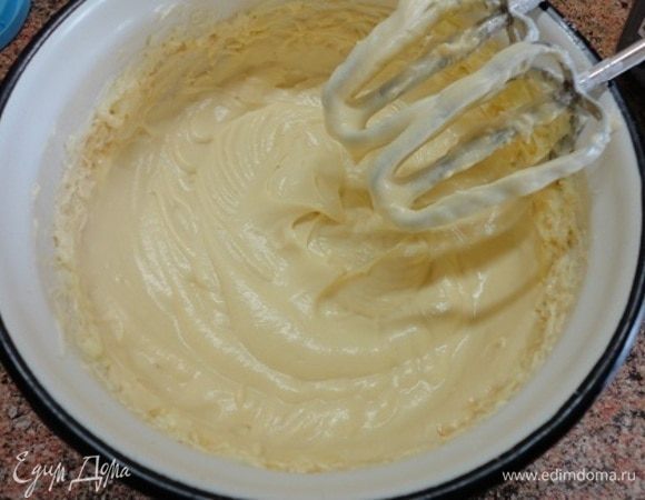 Утром готовим крем. Мягкое масло и творожный крем (тоже комнатной температуры) взбить с сахарной пудрой в пышную массу и добавить ликер.