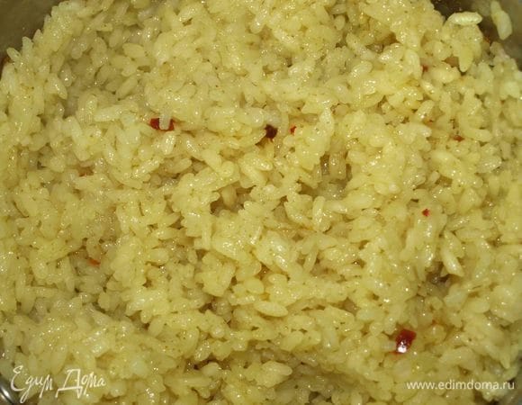 Рис отварить, добавив соль, приправы (какие вам больше всего нравятся). 