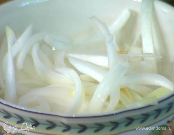 Лук почистить, нарезать тонкой соломкой, залить 1 ст. ложкой яблочного уксуса и дать постоять.