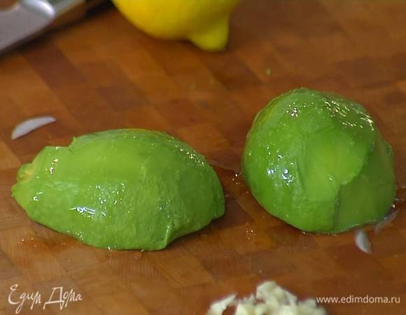 Авокадо почистить и, удалив косточку, полить лимонным соком, затем нарезать мякоть небольшими кусочками.