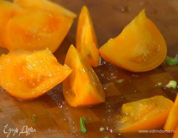 Помидоры нарезать небольшими дольками.