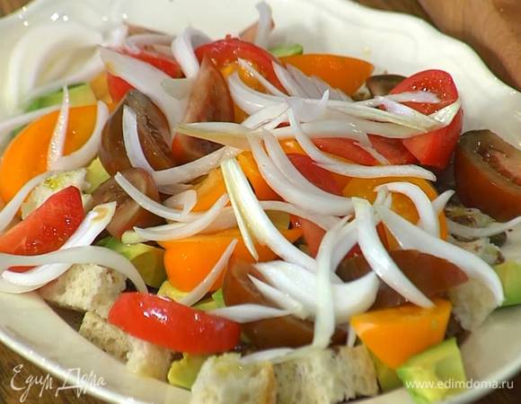 Хлеб выложить в салатницу, сбрызнуть 2 ст. ложками оливкового масла, бальзамическим уксусом, посолить и посыпать каперсами, сверху разложить авокадо, дольки помидоров и замаринованный лук.