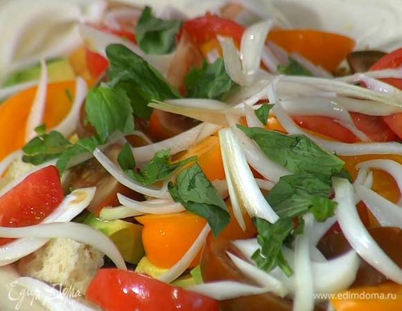 Листья базилика порвать руками и посыпать салат.