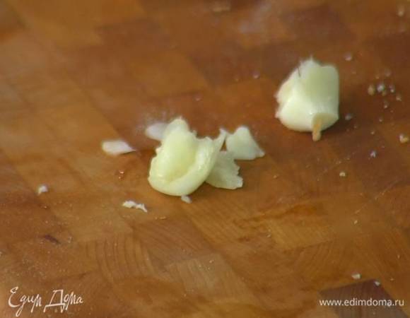 Приготовить заправку: чеснок раздавить плоской стороной ножа, почистить и мелко порубить, затем залить его оставшимся оливковым маслом и яблочным уксусом, все посолить и перемешать.