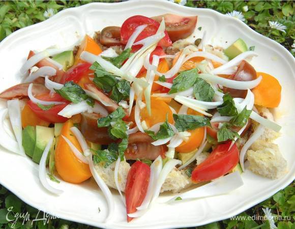 Полить салат заправкой.