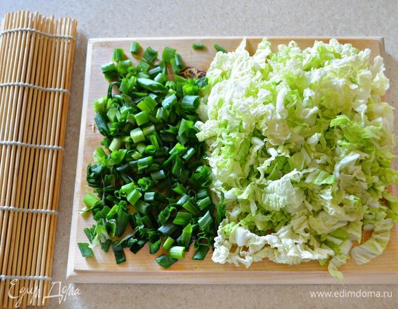 Зеленый лук и пекинскую капусту помыть, обсушить и мелко нашинковать. Не забудьте срезать у капустных листьев плотную часть.