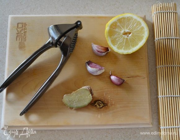 С помощью пресса для чеснока или мелкой терки измельчить чеснок и небольшой кусочек имбиря (примерно 1 см).