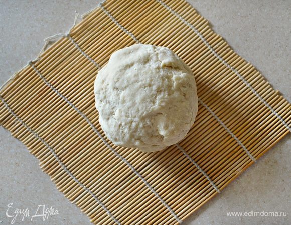 Затем постепенно вводится горячая вода и сразу замешивается тесто. Перемешивайте тесто сначала венчиком, а затем руками. Процесс вымешивания займет не менее 5 минут. После чего заверните тесто в пищевую пленку и охладите.