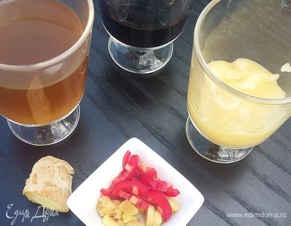 Сделать соус-маринад для мяса: порезать очищенный корень имбиря, кусочек чили-перца, добавить мед, соевый соус, говяжий или куриный бульон. Если нет, можно сделать бульон из кубика.  