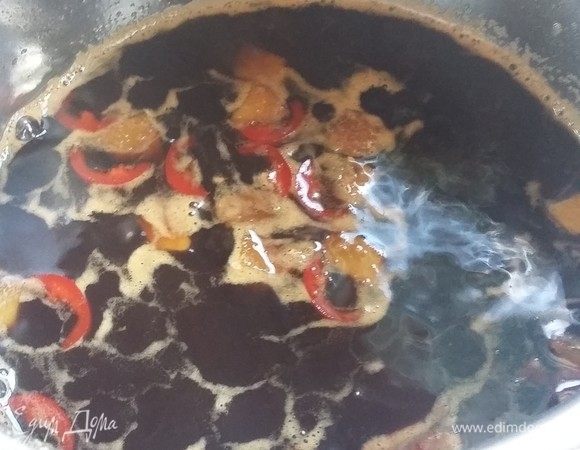 Размешать и довести до кипения. Варить 5 минут. В половину соуса ввести крахмал и варить соус до загущения несколько минут.