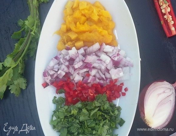 В это время приготовим чатни. Мелко нашинковать лук, чили. У кинзы оторвать листики и мелко порубить. С манго отделить мякоть и порезать мелкими кубиками. Выжать сок половины лайма (если нет, то можно лимон) и перемешать.