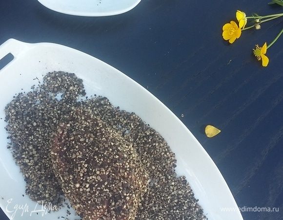 Кусок филе достать из маринада, протереть салфеткой и обвалять в черном перце крупного помола. 