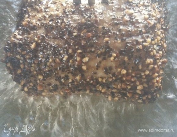 Довести растительное масло в сотейнике до 200°С и обжарить в нем в течение 2-3 минут мясо. Положить на салфетку. 