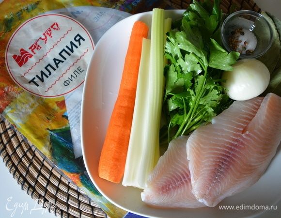 Для рыбного бульона: овощи помыть, почистить, тилапию помыть и просушить. Для рыбного бульона можете использовать любую рыбу с кожей или без. Я использовала 3 филе тилапии. Все ингредиенты выложить в чашу мультиварки-скороварки, добавить воды, включить режим «Суп» или «Варка» на 15 минут (время указано мультиварочное). Готовый бульон процедить. Морковь и рыбу можете также добавить в суп, а остальное выбросить, но я добавлять не стала.