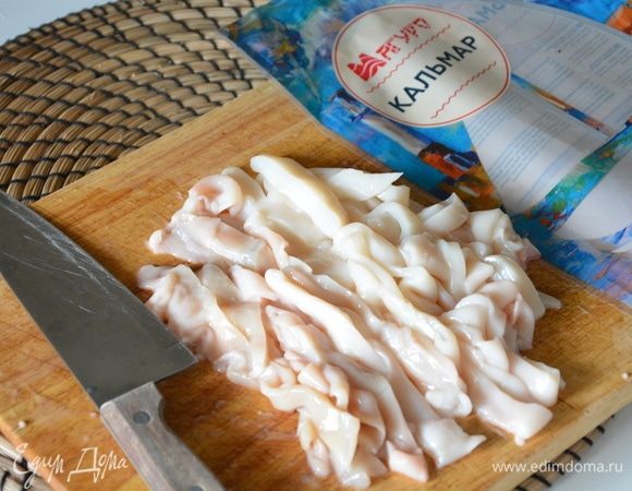 Кальмаров помыть, убрать лишнюю пленку, протереть бумажным полотенцем, нарезать кольцами. 