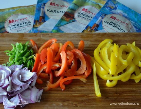 Перцы нарезать соломкой, лук — перьями.