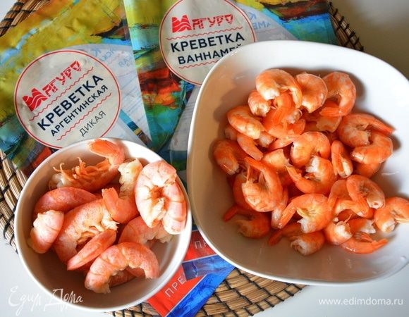 Слегка отварить креветки в подсоленной воде (1 мин.) и почистить. Можно полностью почистить, а можно убрать только головы.