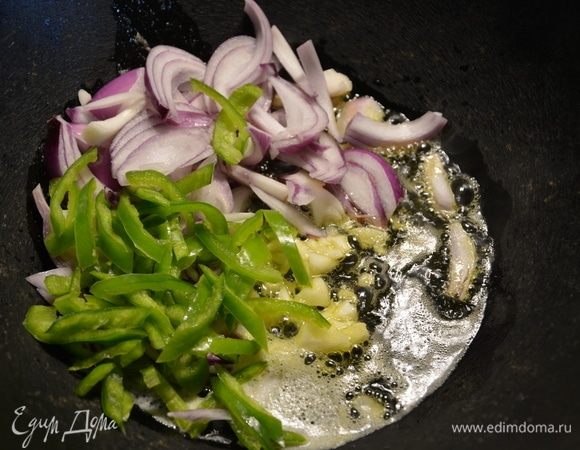 Разогреть оливковое масло, добавить сливочное масло, растопить. Выложить зеленый острый перец, лук, раздавленный чеснок. 