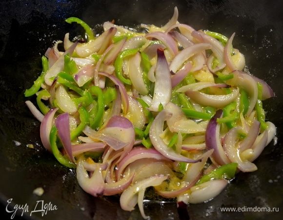Все перемешать и жарить 2 минуты, пока овощи не станут слегка прозрачными. 