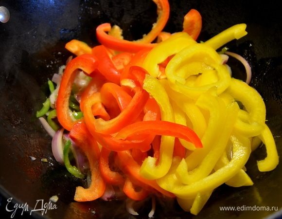 Добавить красный и желтый болгарский перец.