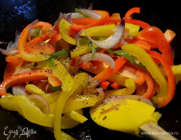 Посолить, поперчить и перемешать.