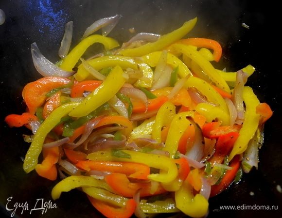 Жарить 3-4 минуты до полуготовности.