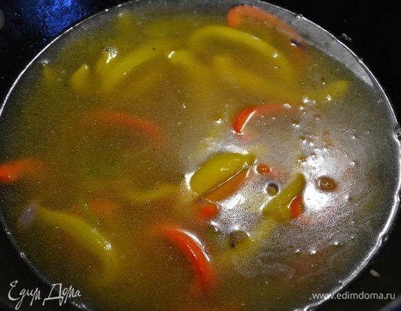 К овощам добавить рыбный бульон, накрыть крышкой и дать закипеть. Я добавила 3 стакана рыбного бульона.