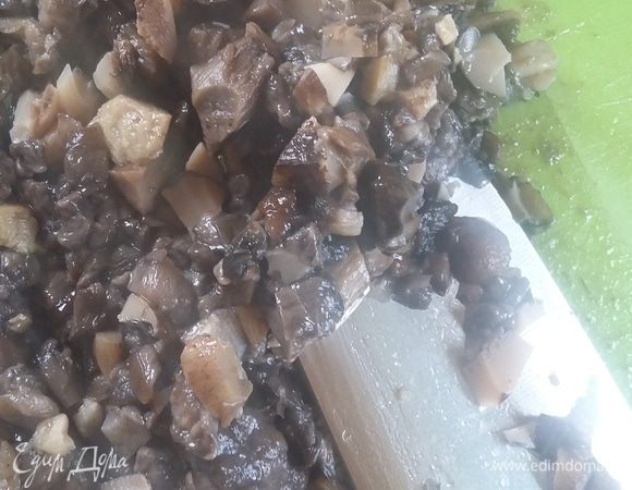 Для грибного дюкселя можно взять сухие шиитаки, которые предварительно следует вымочить в воде, или свежие. Грибы пробить в блендере или очень мелко порезать. Готовить в течение 5-10 минут, помешивая, чтобы вся жидкость выпарилась.