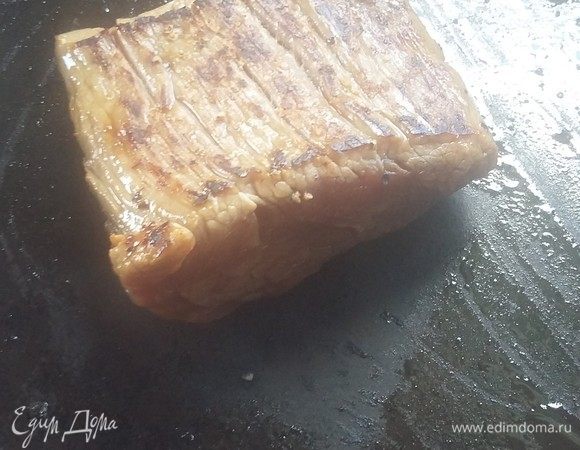 Филе, вырезка, толстый или тонкий край... Чтобы мясо не потеряло свои соки,нужно его запечатать — быстро обжарить на сильном огне со всех сторон. Дать отдохнуть и обмазать васаби.