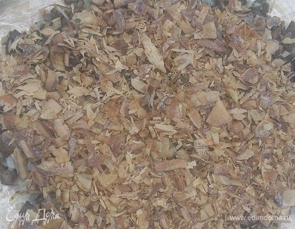 На пищевую пленку выложить грибную начинку, сверху — стружку тунца. Стружка тунца при термической обработке пахнет копченой колбаской и прекрасно заменит прошутто, используемое в английской версии. Накрыть вторым листом и аккуратно перевернуть — так сыпучая стружка тунца окажется снаружи.