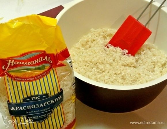 В небольшую кастрюлю выложить 20 граммов сливочного масла, растопить на маленьком огне. Как только масло растопится, всыпать промытый в нескольких водах рис Краснодарский ТМ «Националь».