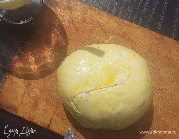 Аккуратно завернуть его в тесто, спрятать шов. Смазать взбитым яйцом. Положить на противень и запекать 30 минут. 