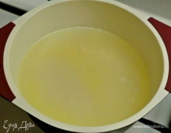 Посолить, поперчить, залить  2 стаканами кипящей воды. Варить 30-40 минут на медленном огне под крышкой до полного впитывания воды.