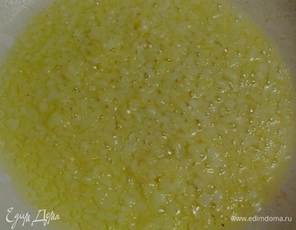 Лук мелко нарезать, обжарить на оставшемся сливочном масле до прозрачности.