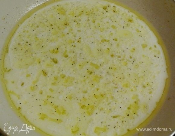 Влить сливки, посолить, поперчить, добавить мелко нарезанный чеснок. Довести до кипения.