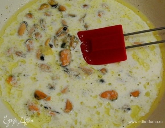 300 грамм размороженных мидий, промыть проточной холодной водой. Добавить к сливкам. Готовить 5 минут.