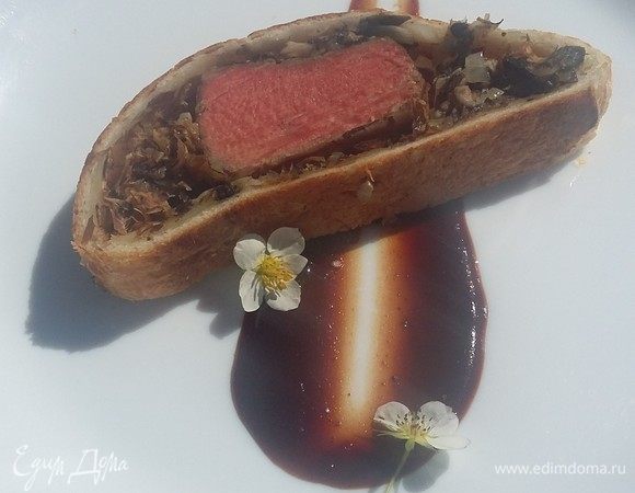 На тарелку красиво налить соус, сверху положить кусок биф «Веллингтон». Итадакимасс!