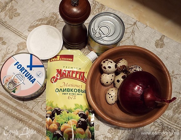 Для приготовления салата «Предновогодняя легкость» я использовала следующие ингредиенты: тунец консервированный, яйца перепелиные (домашние), лук красный, соль и перец черный молотый, кукурузу сладкую и, конечно, майонез №1 в России ТМ «МахеевЪ».