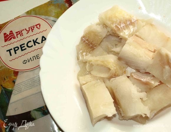 Рыбу нарезать на небольшие куски.