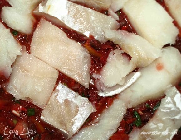 Укладываем рыбу на овощи. Накрываем крышкой и тушим 15 -20 минут до готовности. 