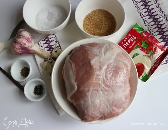 Свиной окорок заранее вынуть из холодильника, чтобы он приобрел комнатную температуру. Приготовить все необходимое — приправы и специи.