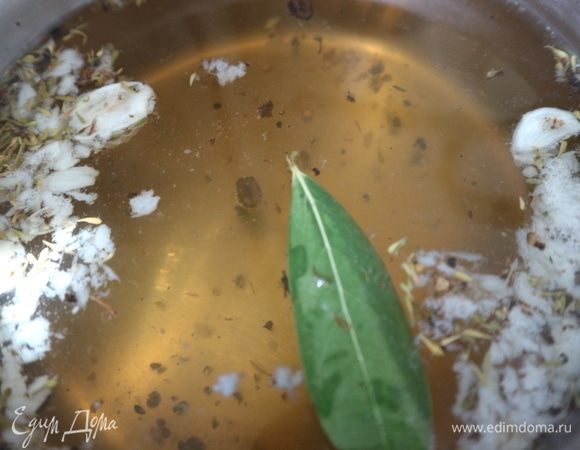 Приготовить солинад. Чеснок почистить, воду (1 литр) довести до кипения, добавить соль, сахарный песок. Специи растолочь в ступке, добавить в воду, добавить также сухой тимьян, пропущенный через пресс чеснок, лавровый лист. Дать прокипеть несколько минут на маленьком огне.