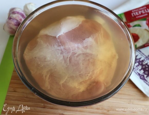 Дать полностью остыть, процедить через сито. Специи и чеснок уже отдали раствору свой вкус и аромат, поэтому смело их выкидываем. Чтобы долго не ждать, пока раствор остынет, можно поместить кастрюлю в большую емкость с холодной водой. Поместить окорок в охлажденный до комнатной температуры солинад, мясо должно быть покрыто полностью раствором. Через 2 часа вынуть мясо.