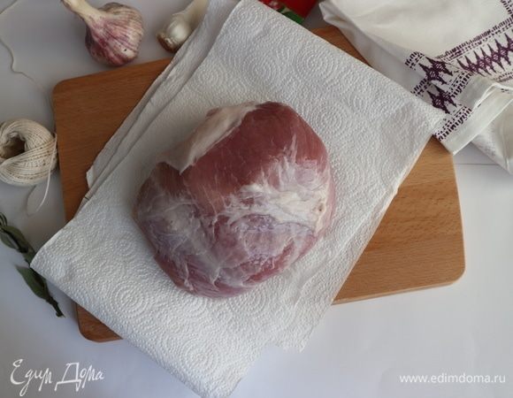 Духовку разогреть до 130°С. Мясо обсушить салфетками. Чеснок почистить. 