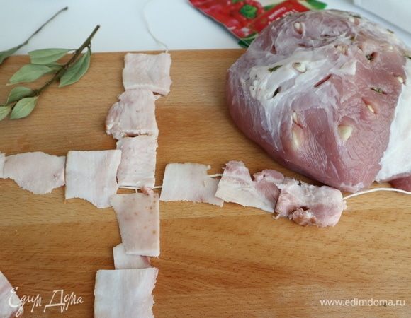 Сверху нити и грудинки положить окорок, придав ему округлую форму.