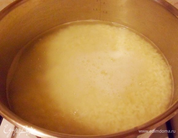 Когда вода закипит, уменьшить огонь и варить под крышкой на маленьком огне около 15 минут. Сняв с огня, дать постоять 10 минут.
