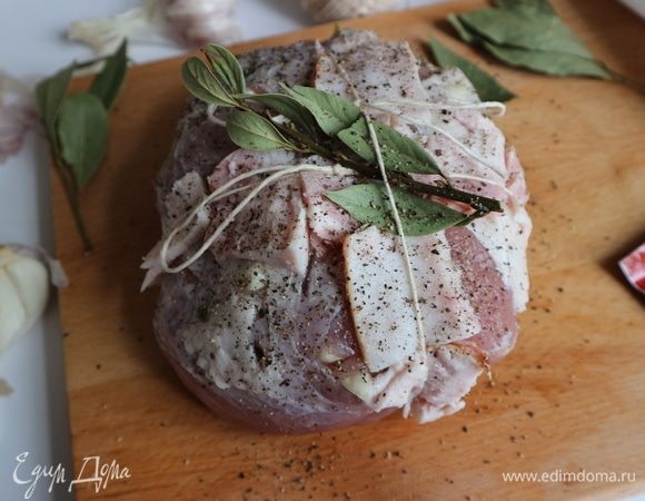 Завязать сверху окорока нить с кусочками грудинки. Обсыпать окорок черным перцем. Под нить подсунуть лавровый лист. Отправить в духовку на  2 часа 40 минут. Именно после этого времени температура внутри куска соответствовала нужным параметрам. 